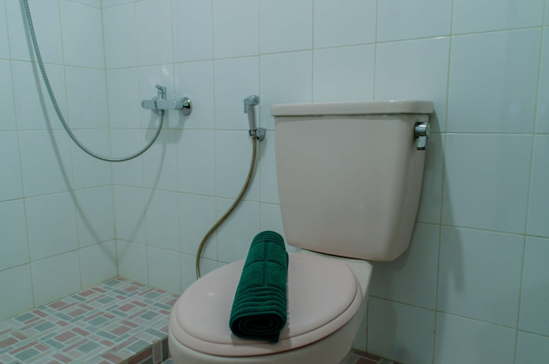 Bathroom 3, Spacious And Homey 3Br At Kondominium Rajawali Apartment, Jakarta Pusat