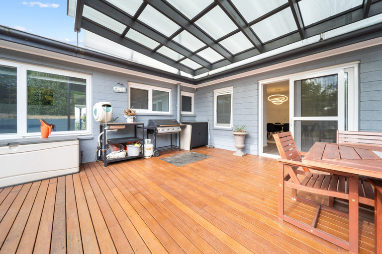 Outdoor dining 4, 4-bed Family Home With Spacious Backyard and BBQ, Canberra