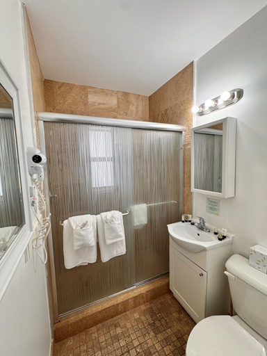Bathroom 3, Coral Key Inn, Broward