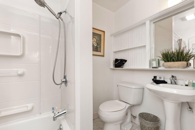 Bathroom 3, The Augusta Guest House, Bracken