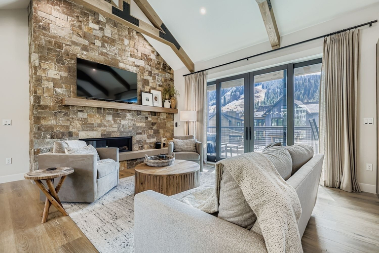 Living area 5, 37 Alcove 3 Bedroom Townhouse, Summit