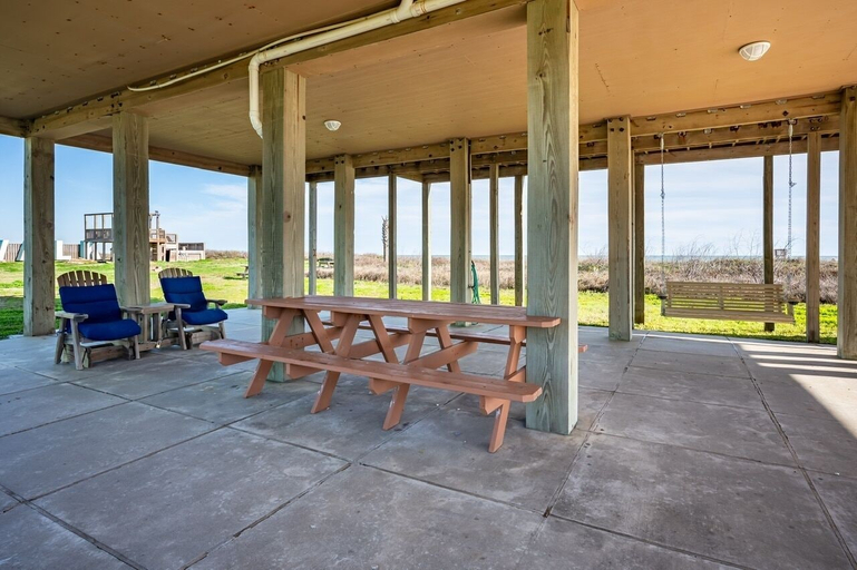 Outdoor dining, High View Lodge 2 Bedroom Home, Galveston