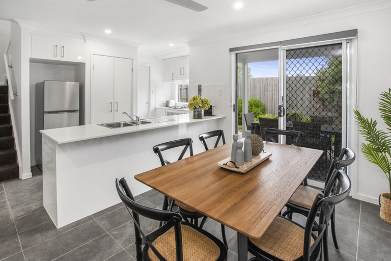 Dining, Comfortable 3-bed Retreat Close Parks, Taigum-Fitzgibbon