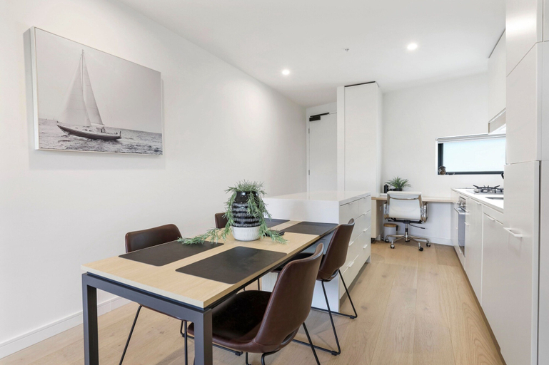 Dining 2, Modern 2-bed Ivanhoe Unit With Parking, Melbourne