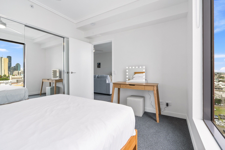 Room 4, Chic 1 Bed Inner-city Retreat With Pool and Views, Fortitude Valley