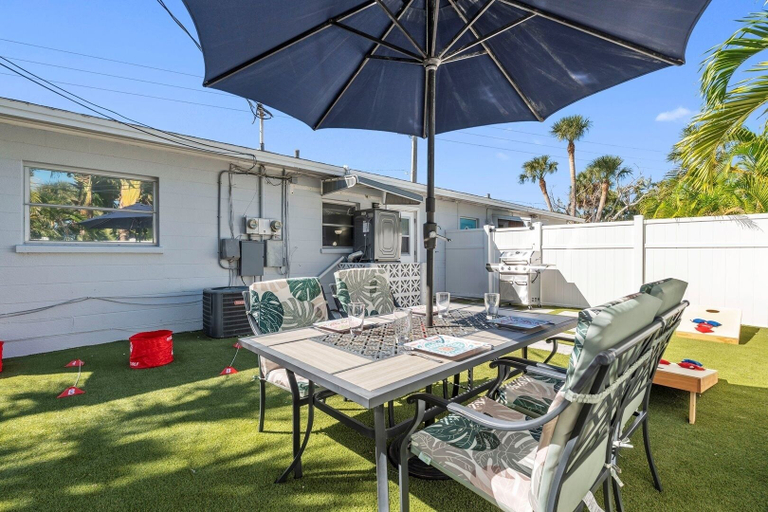 Outdoor dining 4, Barefoot Bungalow 2 Bedroom Home, Manatee