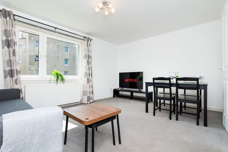 Room 5, 2 Bedroom Flat - Free Parking, West Dunbartonshire