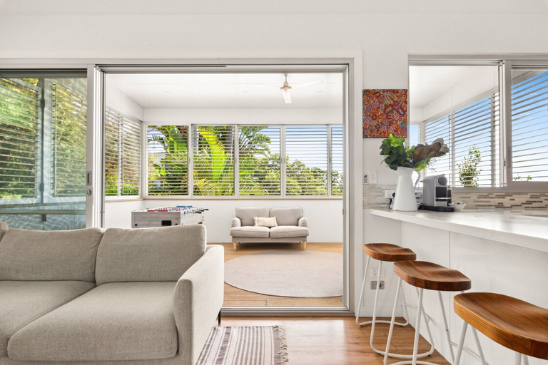 Living room, Luxury 2-bed With Ocean Views and Garden, Sydney