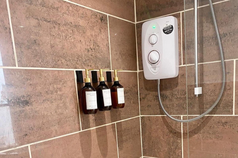 Bathroom 2, Central Tenby 3 Bed Apt Sleeps 6 to 8 Dog Friendly, Pembrokeshire
