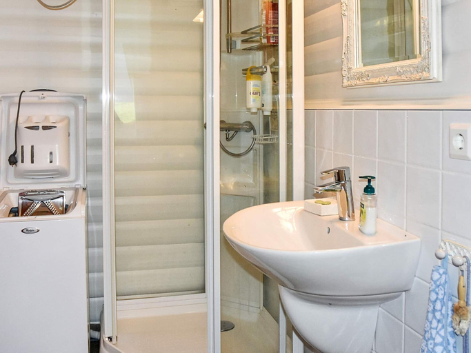 Bathroom 5, 4 Star Holiday Home in Volda, Volda