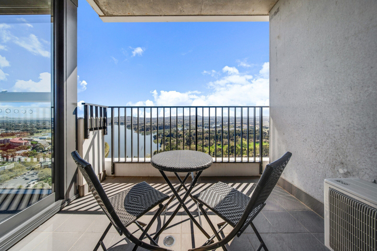 Balcony 5, Chic 1-bed With Stunning Lake View & Indoor Pool, Canberra