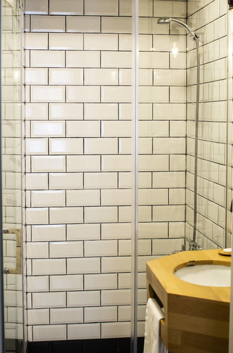 Bathroom 4, Hot Budget, Beşiktaş