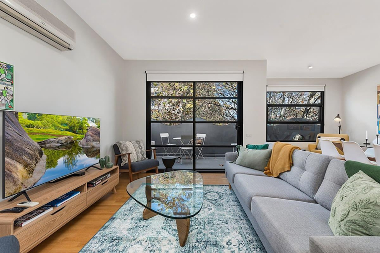 Others 4, Beautiful 2-Storey Unit with Balcony near Smith St, Melbourne