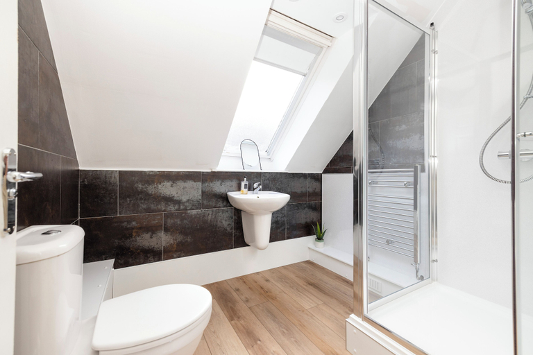 Bathroom 4, JOIVY Inviting Flat Near Edinburgh Castle W/ Parking, Edinburgh