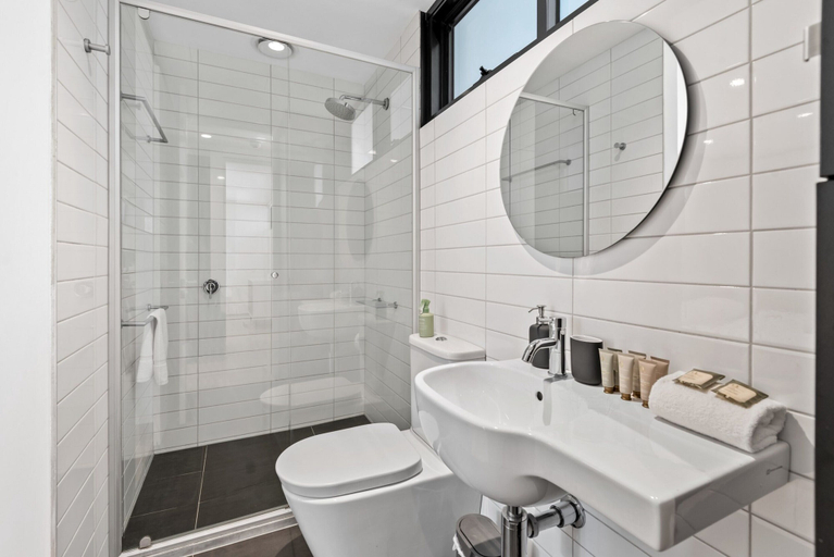 Bathroom, Chic 2-bed Apartment in Vibrant St Kilda, Melbourne