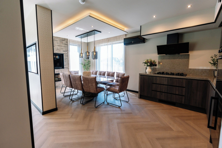 Dining 5, Stay With Private Pool & Hot Tub, Harenkarspel