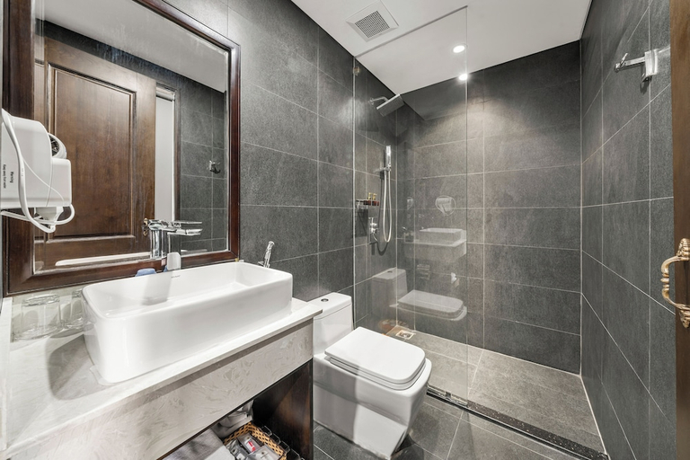 Bathroom 3, Palazzo Da Nang Beach Hotel, Da Nang