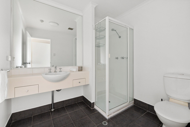 Bathroom 2, Stylish 2-Bed Camperdown Apartment with Balcony, Sydney