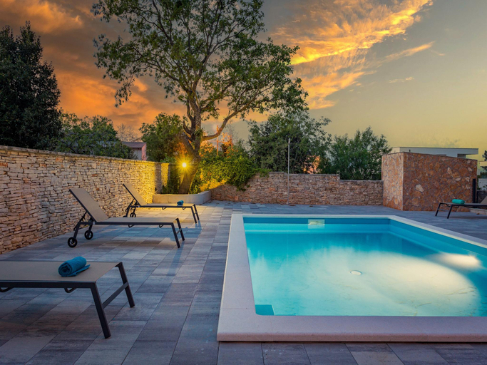 4, Apartment with shared swimming pool, Ližnjan