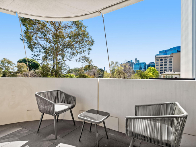 5, Light Filled Apartment by Albert Park Lake, Melbourne