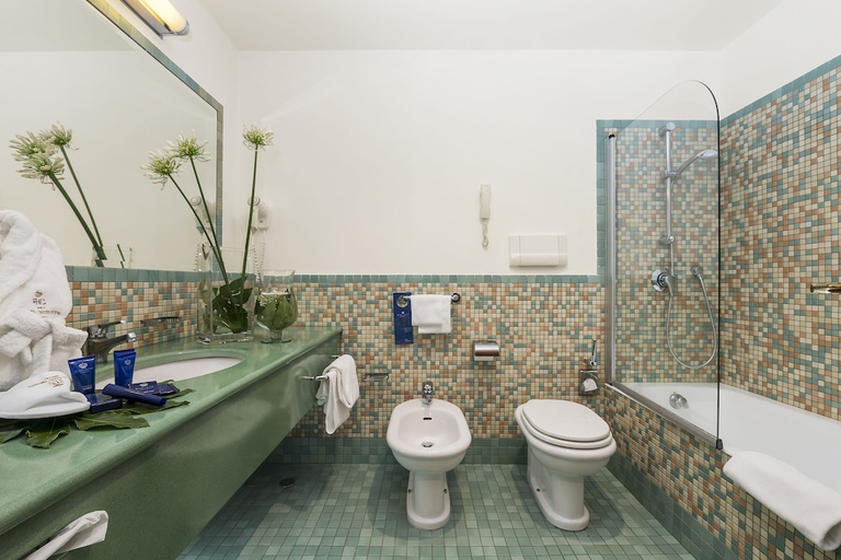 Bathroom 5, Royal Continental Hotel Naples, Napoli