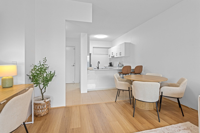 Dining 2, Modern Southbank Parklands Apartment Retreat, Brisbane