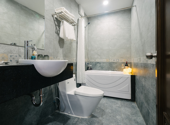 Bathroom 3, La Palm Hotel, Hoàn Kiếm
