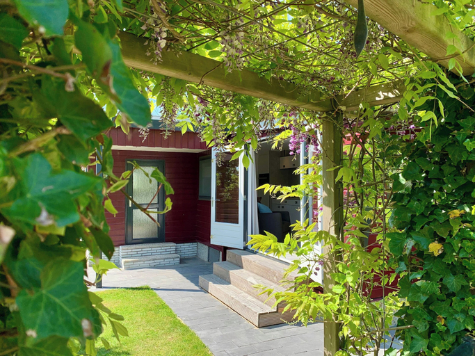 Garden 3, Chalet in Sint Maartenszee Near Beach, Enschede