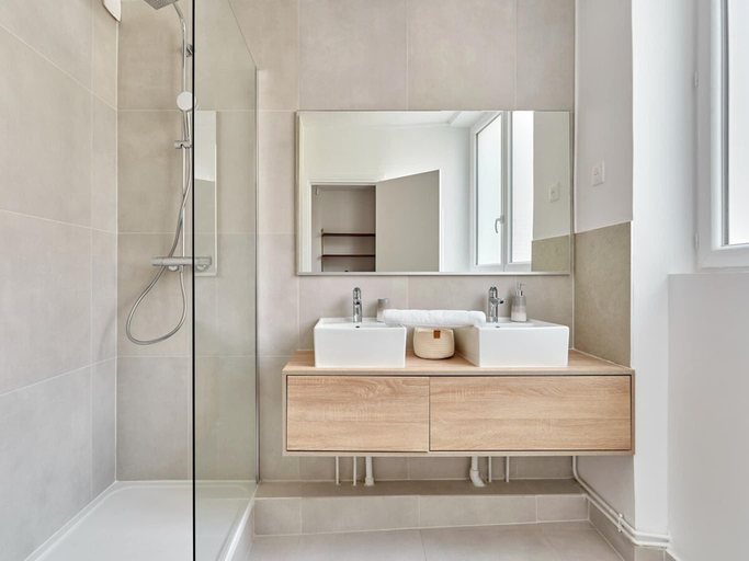 Bathroom 2, Luxurious apartment Louvre Museum-Palais Royal, Paris