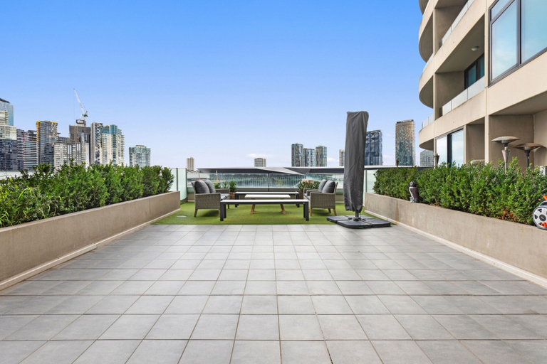 Balcony 3, Impeccably Chic 2-bed With Views & Fab Amenities, Melbourne