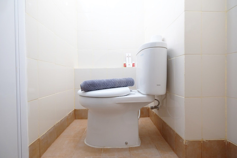 Bathroom, Affordable Studio with Sofa Bed at Bassura City Apartment, Jakarta Timur