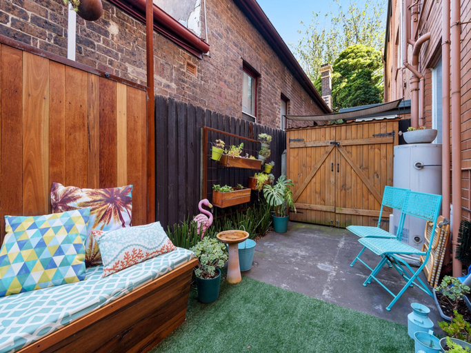 Others 3, Snug St Kilda Apartment with Private Courtyard, Melbourne