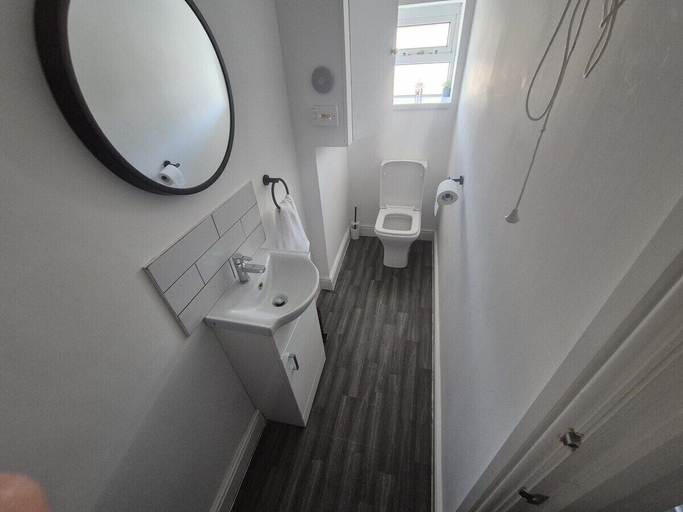 Bathroom 2, City Centre 6-bed Swansea Getaway, Swansea