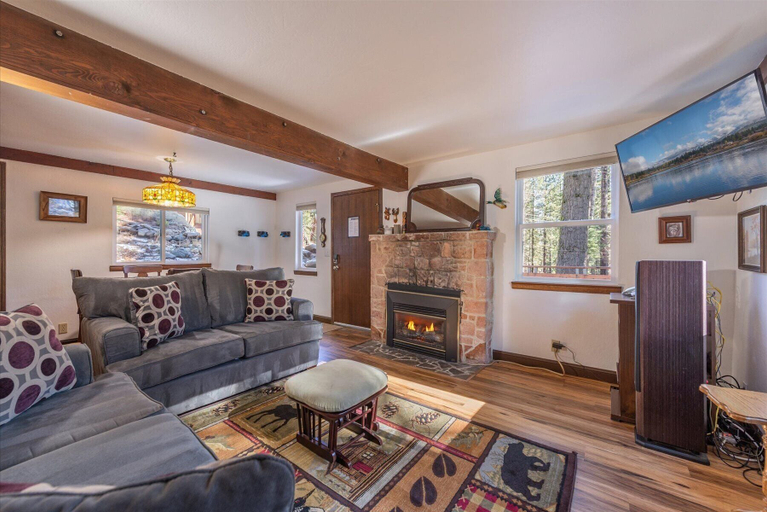 Living area 4, Fred's Retreat 3 Bedroom Cabin, Placer