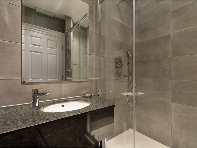Bathroom 4, Staunton Hotel, London