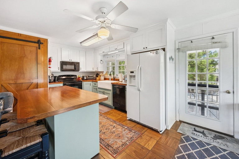 Private kitchen, Berry Restful 5 Bedroom Home, Georgetown