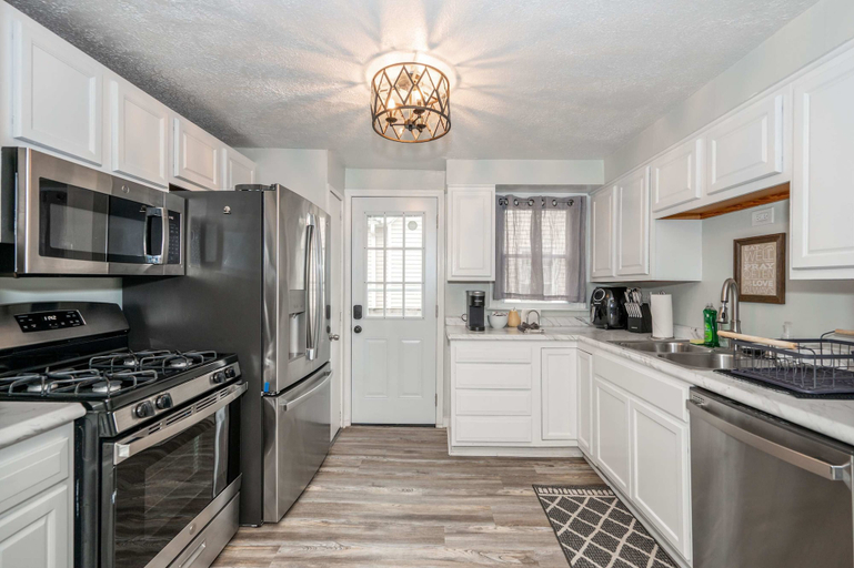 Private kitchen 5, Harrison 3BR Walk Downtown Sleeps 6, Cincinnati