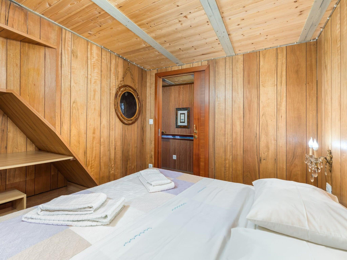3, Apartment in Cres near Old Town and Beaches, Cres