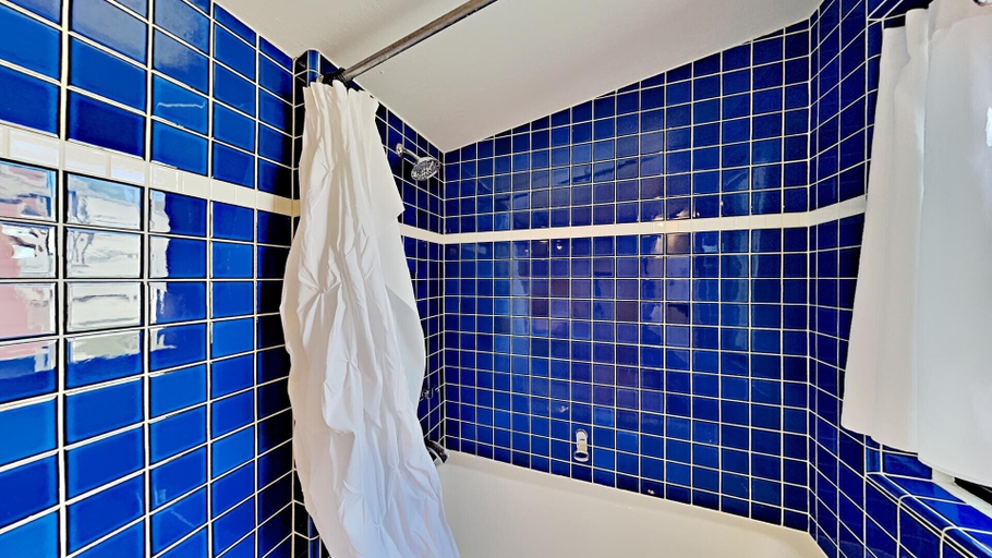 Bathroom 5, Beautifully remodeled 3 Bedroom Condo, Mono