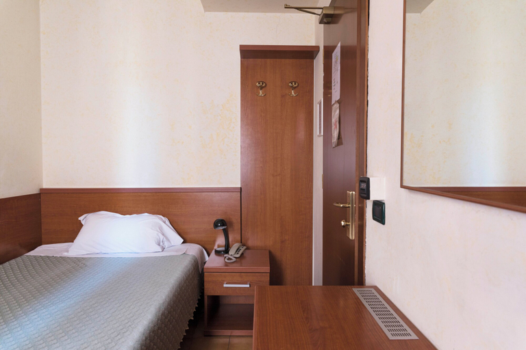 Bedroom 5, Stromboli, Roma