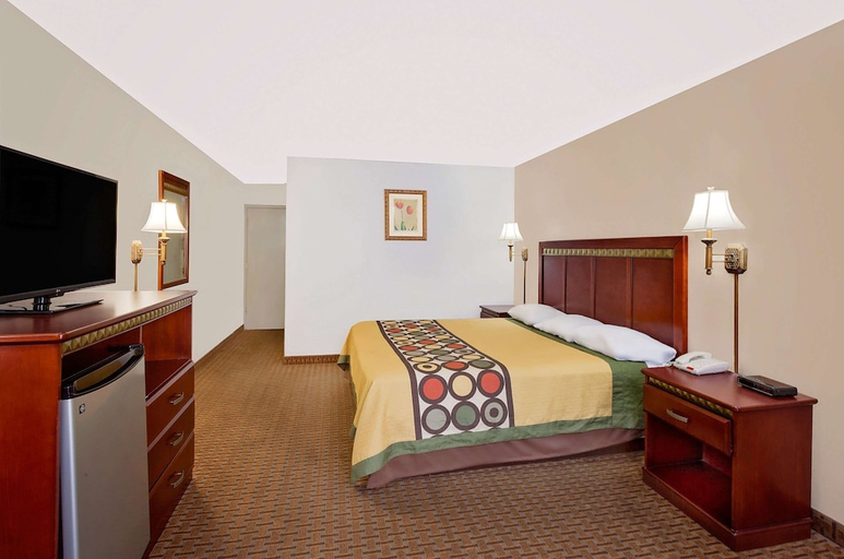 Bedroom 3, Super 8 by Wyndham Plainview, Hale