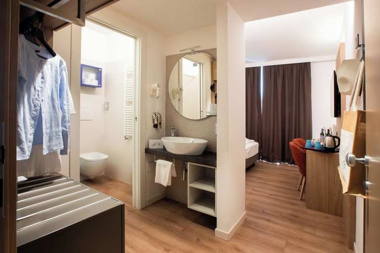 Bedroom 3, Ambassador Suite Hotel, Trento