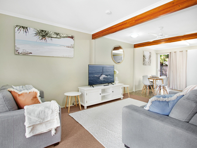 Living room 5, Relaxing Townhouse Steps from the Beach, Hervey Bay - Pt A
