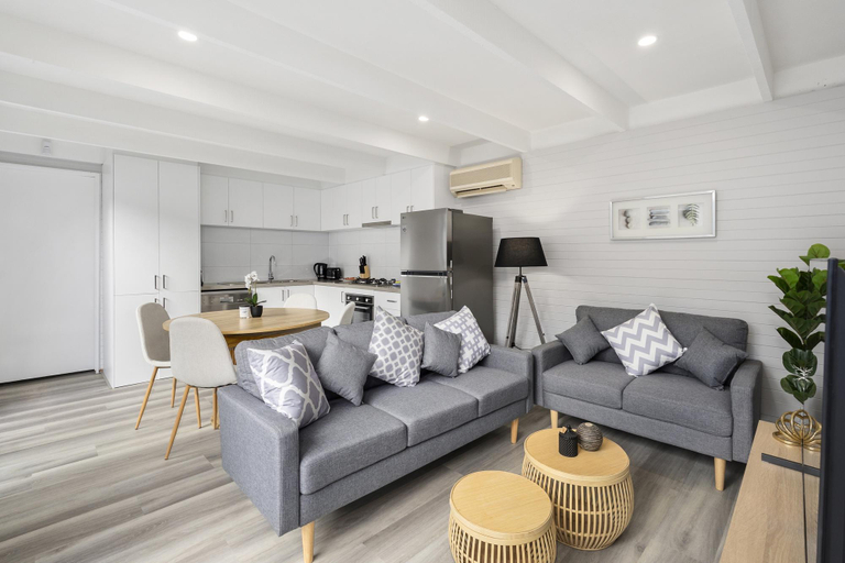 Separate living room 4, 2-Bed Rosebud Apartment with BBQ & Garden, Melbourne