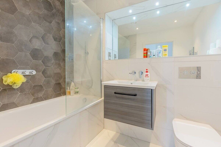 Exterior 5, Stylish 2 Bed Flat in Battersea - Private Balcony, London