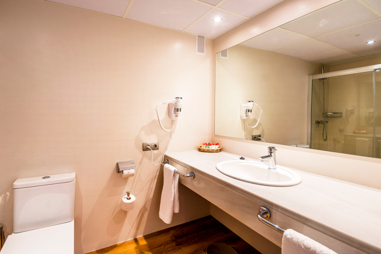 Bathroom 4, Ponent Mar Aparthotel, Baleares