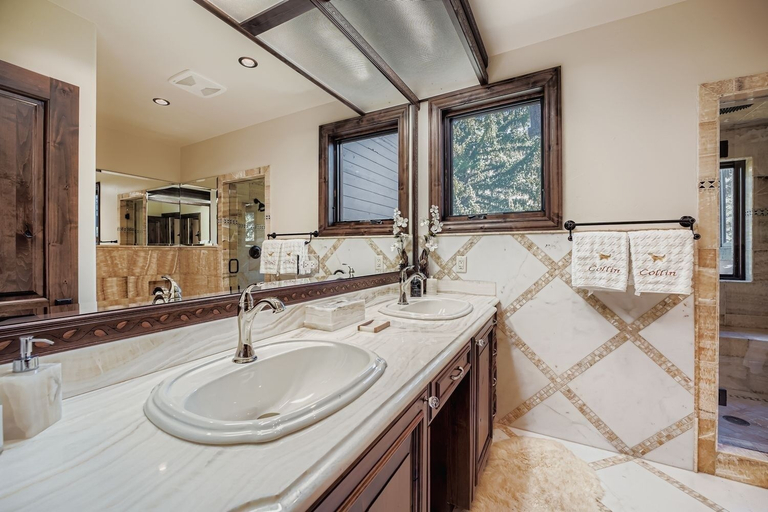 Bathroom 3, Fairway Drive Retreat 6 Bedroom Home, Eagle