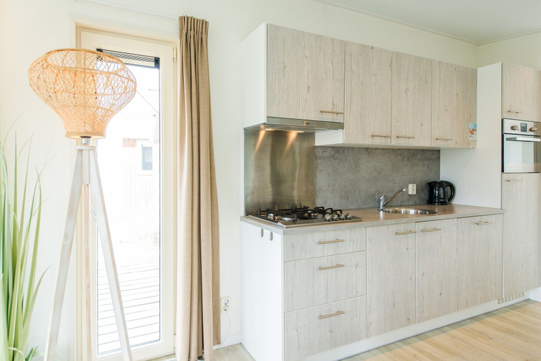 Private kitchen 2, Modern Chalet With Dishwasher, Near the Beach, Ameland