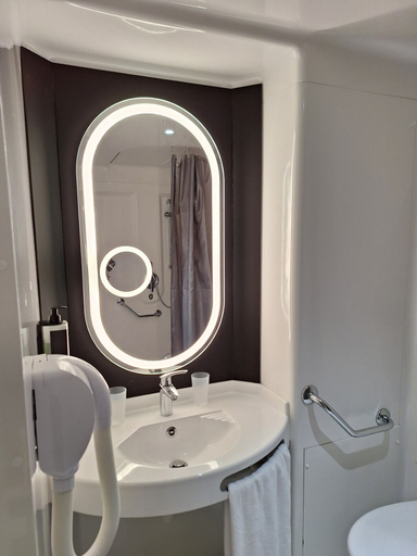 Bathroom 5, ibis Bayeux Port en Bessin, Calvados