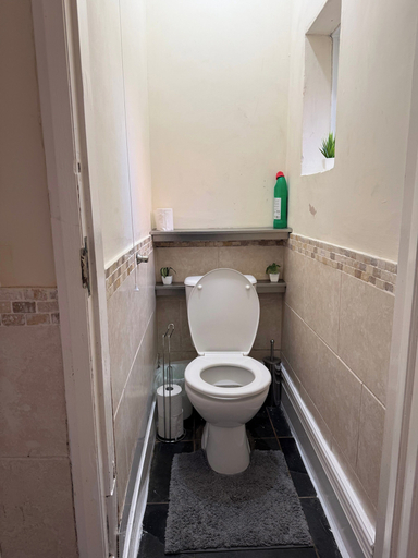 Bathroom 2, Cozy Leicester Apartment Retreat, Leicester